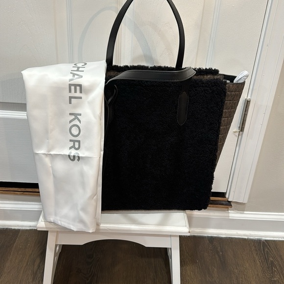 COPY - MICHAEL KORS
SINCLAIR
30F1G5ST7F BROWN/BLK
LG EW GRAB TOTE
LEATHER - Picture 11 of 13